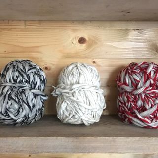 Dicke Wollknäuel in Grau, Weiß und Rot