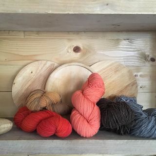Handgefärbtes Garn in Orange, Braun und Blau