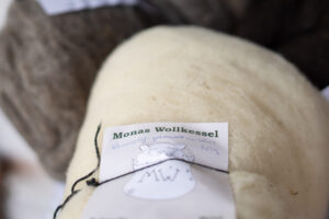 Spinnwolle zu einer Rolle geschnürt