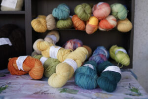Fröhliche Handfärbungen auf Garnsträngen von Monas Wolle