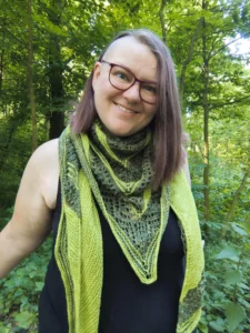 Frau mit handgestricktem Tuch in Grüntönen