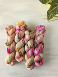 handgefärbte Wolle mit Neon Sprenkeln