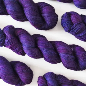 handgefärbte Sockenwolle in Lila-Tönen